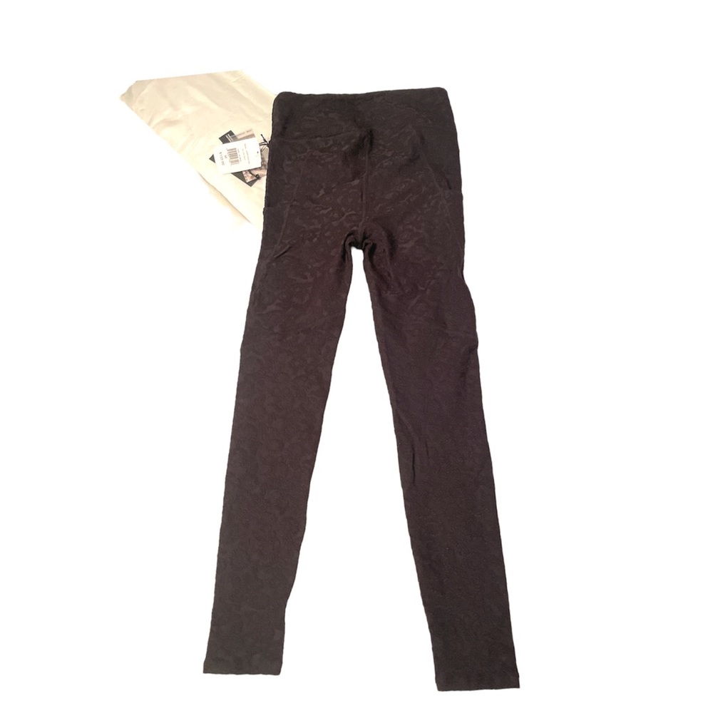Twenty Montreal Black 3D Swirl Brocade 7/8 Activewear Leggings NWT Size Medium - Picture 3 of 14